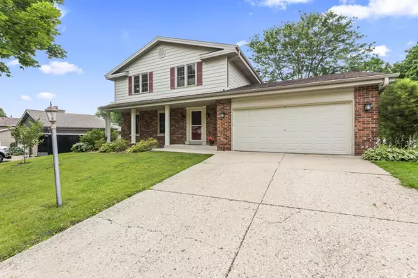 2819 Woodridge LANE, Waukesha, WI 53188