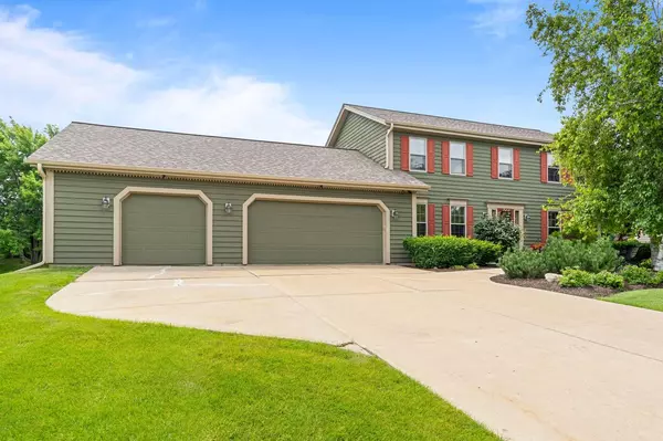 13845 W Maria DRIVE, New Berlin, WI 53151