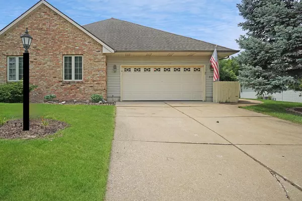 2727 Sandra LANE, Waukesha, WI 53188