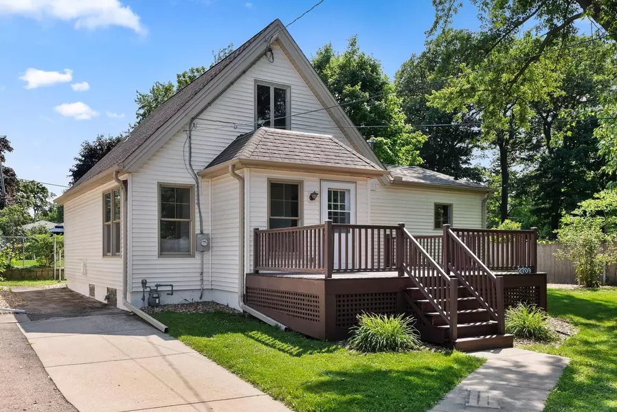 2709 E Whittaker AVENUE, Saint Francis, WI 53235