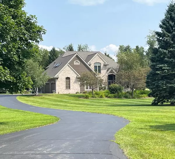 W1237 Hidden Oaks DRIVE, East Troy, WI 53120