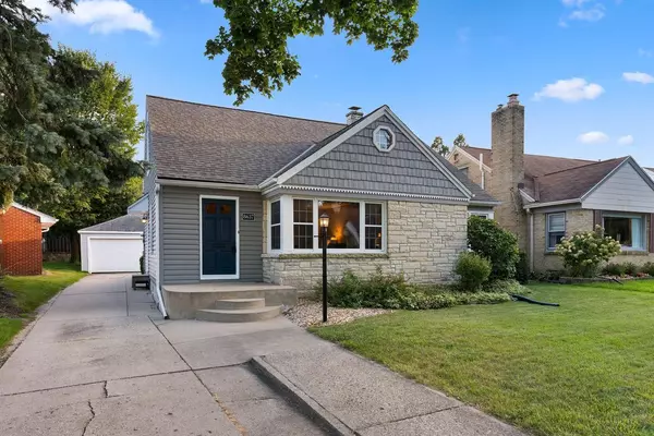 8637 Glencoe CIRCLE, Wauwatosa, WI 53226