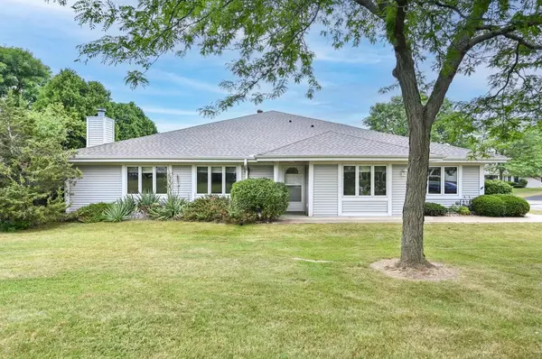 11009 N Mequon Square DRIVE, Mequon, WI 53092