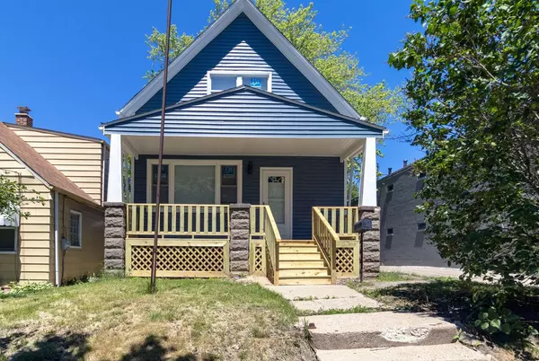 1106 E Holt AVENUE, Bay View, WI 53207