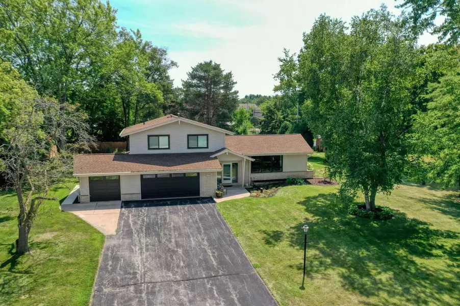 N27W26609 Lauderdale DRIVE, Pewaukee, WI 53072