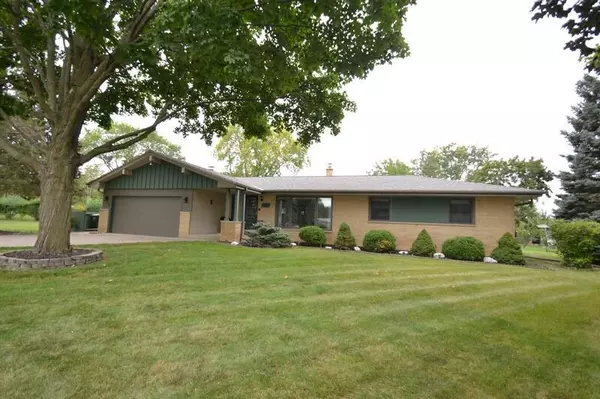 15614 W Riviera DRIVE, New Berlin, WI 53151