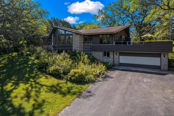 W1955 Lucy LANE, Mukwonago, WI 53149