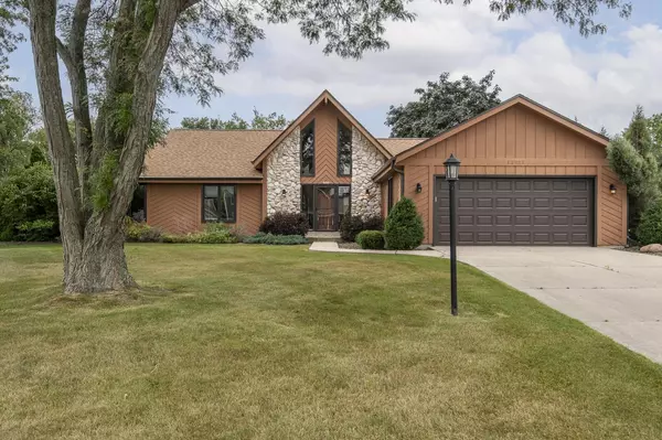 13111 W Scarborough DRIVE, New Berlin, WI 53151