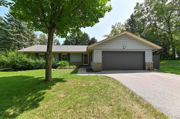 446 N Lapham Peak ROAD, Delafield, WI 53018