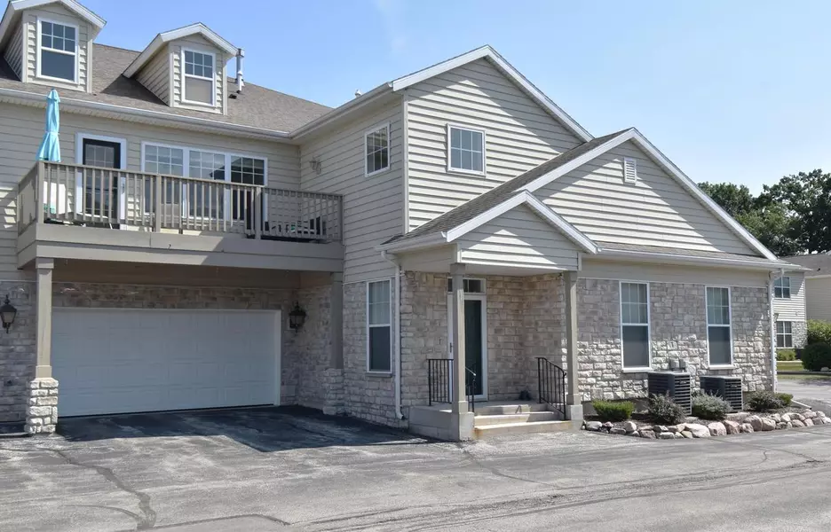 N16W26460 Meadowgrass CIRCLE #D, Pewaukee, WI 53072