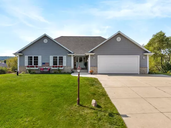 N635 S HICKORY HILLS DRIVE, Oconomowoc, WI 53066