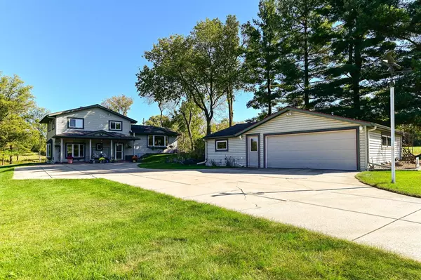 3116 S Hanke DRIVE, New Berlin, WI 53146