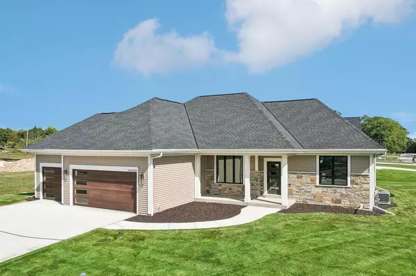 W251N2344 Valleyview CIRCLE, Pewaukee, WI 53072