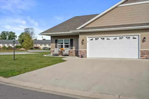 807 Prairie GARDENS #32, Kewaskum, WI 53040