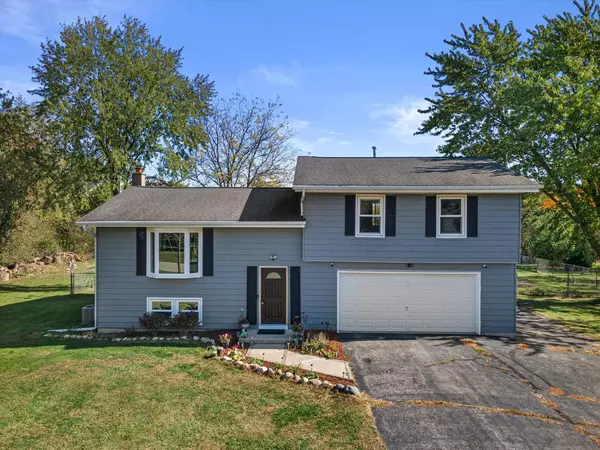 W330S8174 Country LANE, Mukwonago, WI 53149