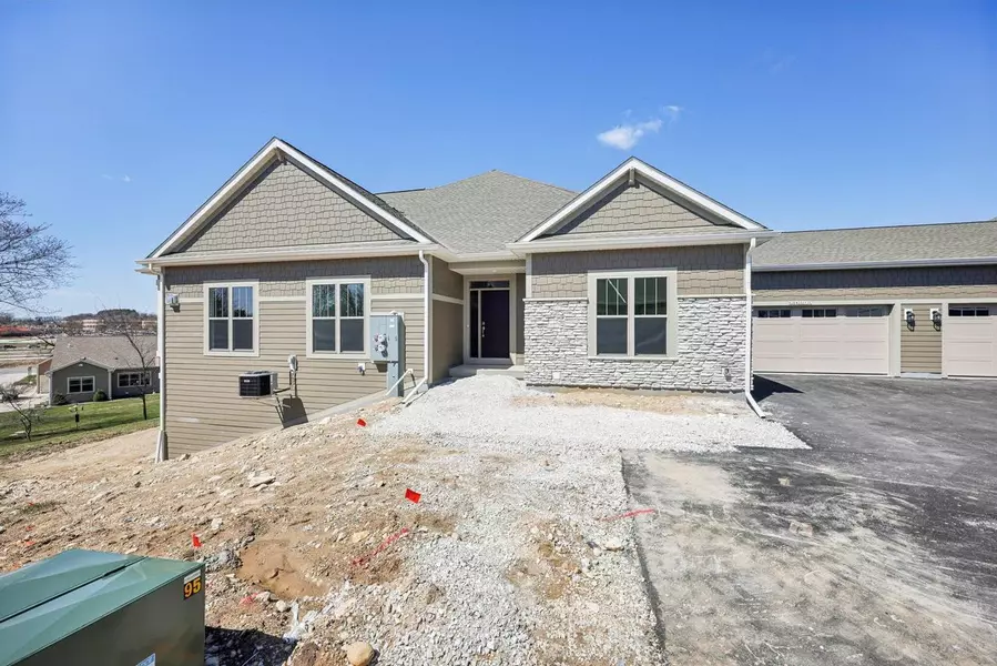 N28W25273 Parkway Ridge CIRCLE #-C Bldg 13 Unit 45, Pewaukee, WI 53072