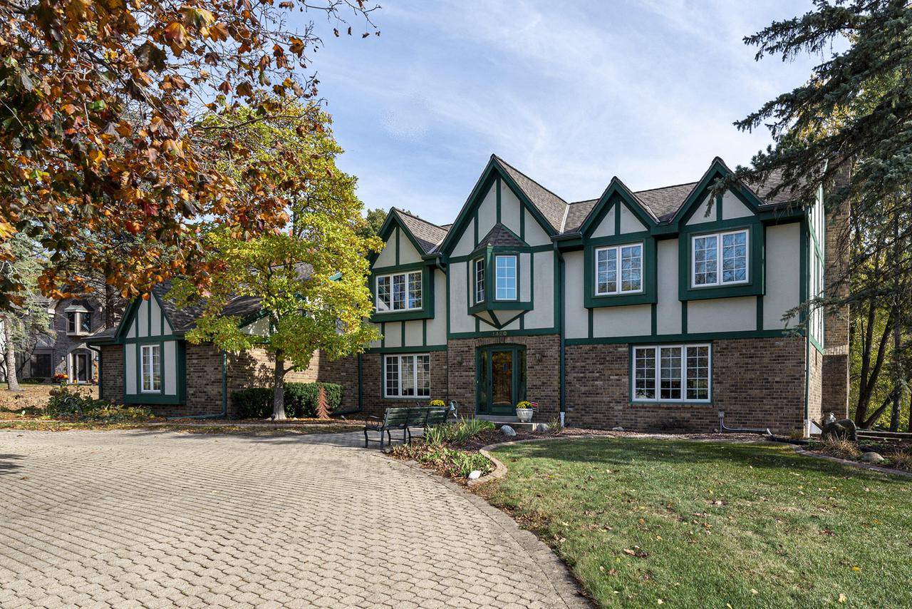1420 Barrington Woods DRIVE, Brookfield, WI 53045