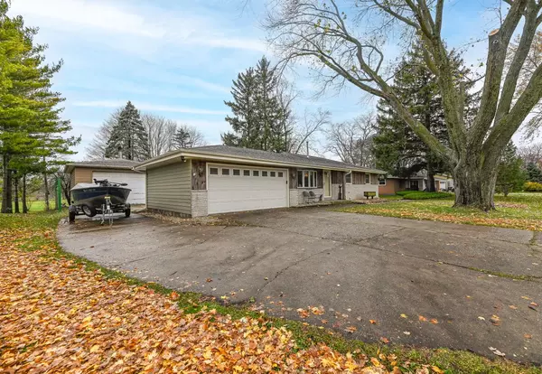 11713 W Woodside DRIVE, Hales Corners, WI 53130