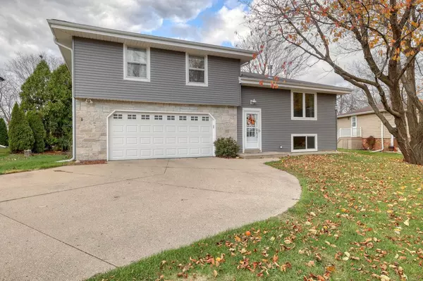 Pewaukee, WI 53072,273 Meadowside COURT