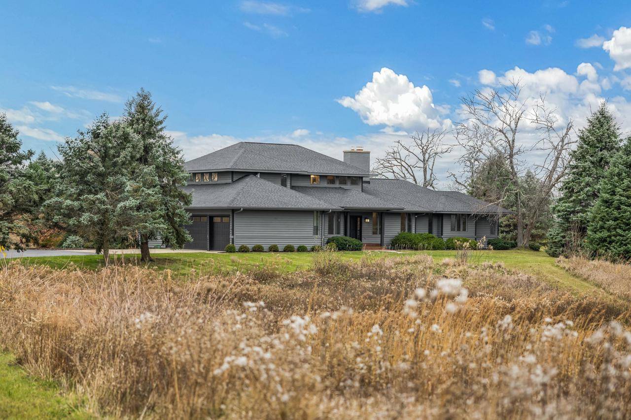 N1825 Townhall ROAD, Walworth, WI 53184