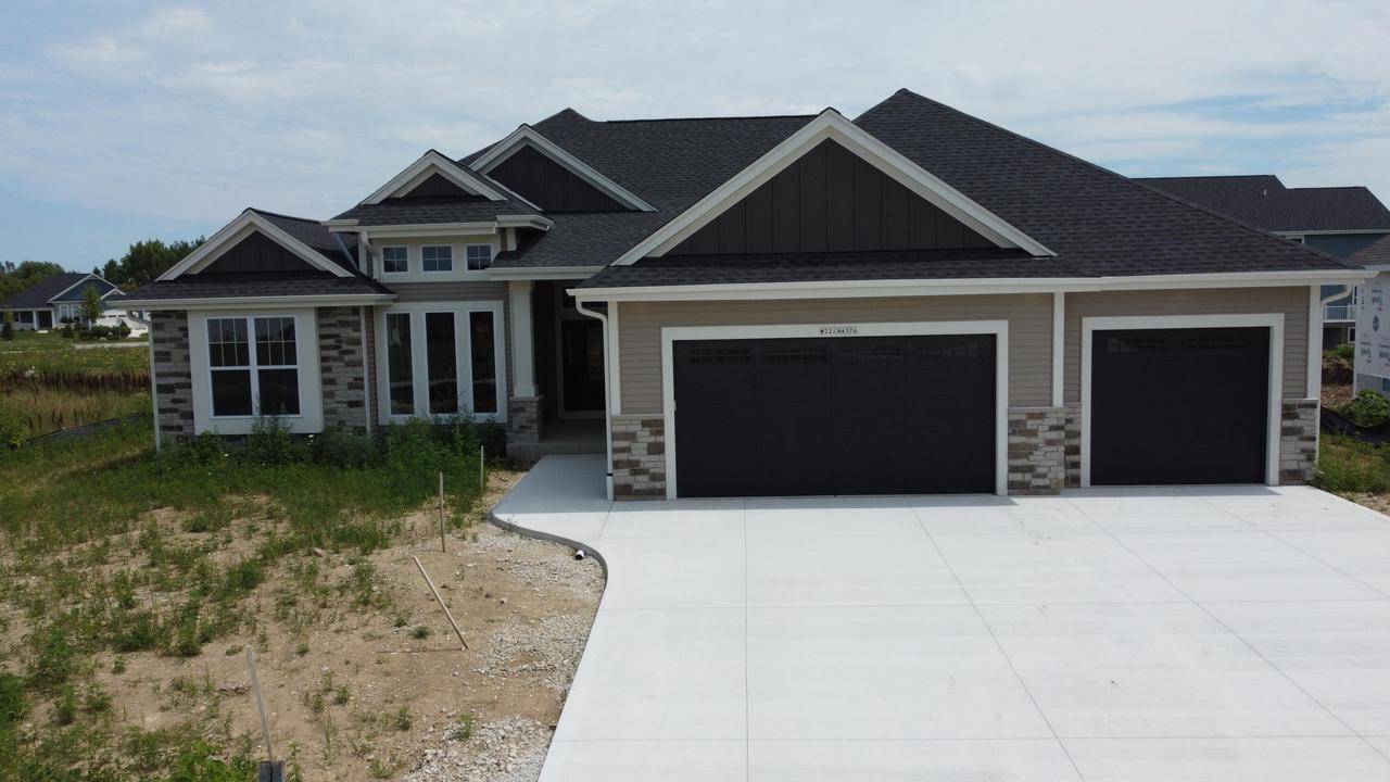 W221N4576 Timber COURT, Pewaukee, WI 53072