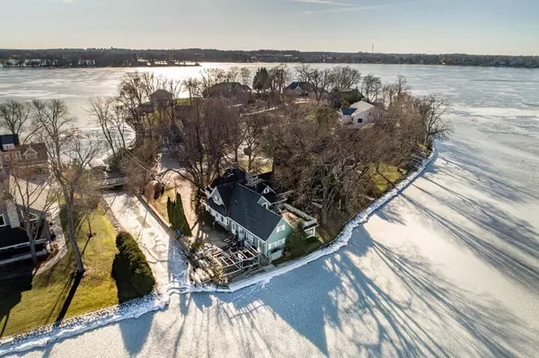 N60W38598 Blackhawk DRIVE, Oconomowoc, WI 53066