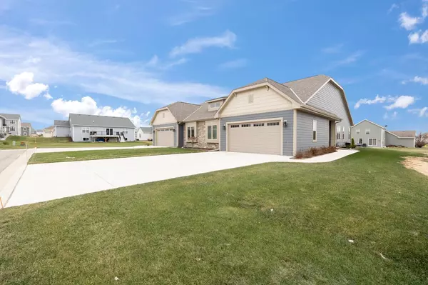 636 Lambert COURT, Slinger, WI 53086