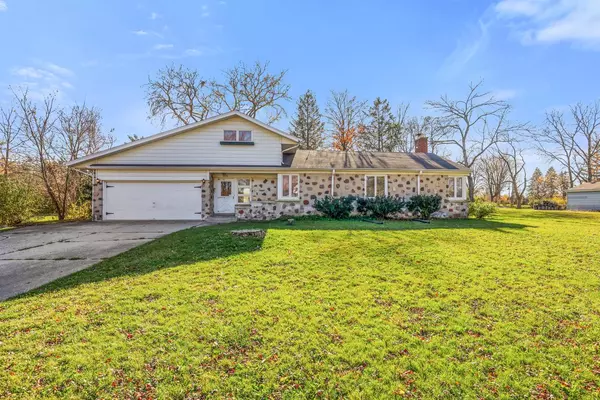 17135 Ridgeview DRIVE, Brookfield, WI 53005