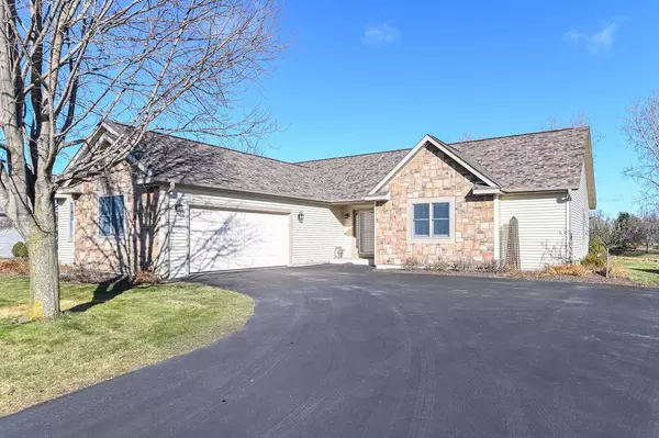 Oconomowoc, WI 53066,228 Shore CIRCLE