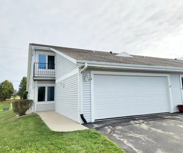 362 Hartford SQUARE, Hartford, WI 53027