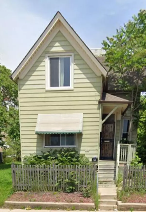 1022 W North AVENUE, Milwaukee, WI 53205