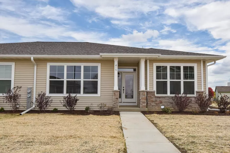615 Hunter Oaks BOULEVARD #B, Watertown, WI 53094