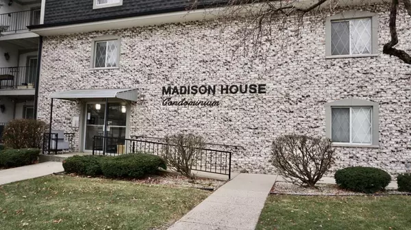 121 W North STREET #35, Waukesha, WI 53188