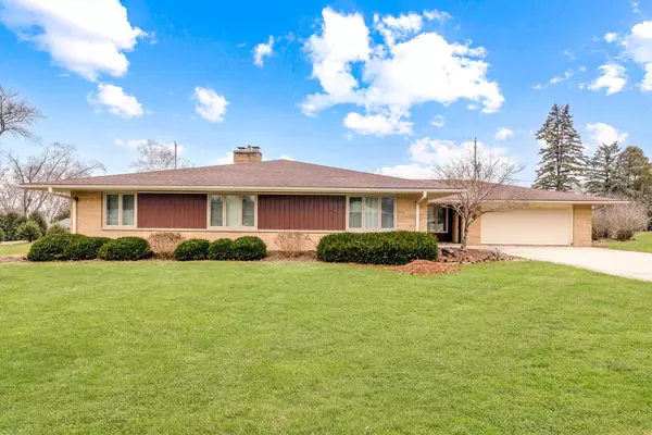 515 Oakwood DRIVE, Thiensville, WI 53092