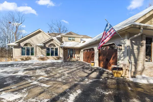 N71W30930 Club CIRCLE E, Hartland, WI 53029