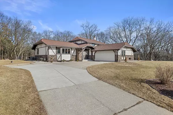 N9W31646 Huckleberry WAY, Delafield, WI 53018