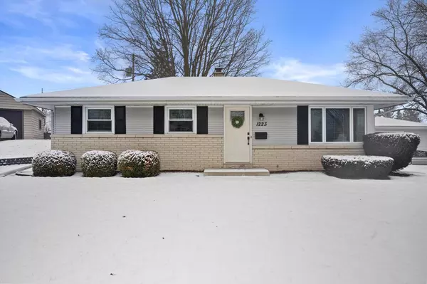 1223 Ed Mar CIRCLE, Waukesha, WI 53188