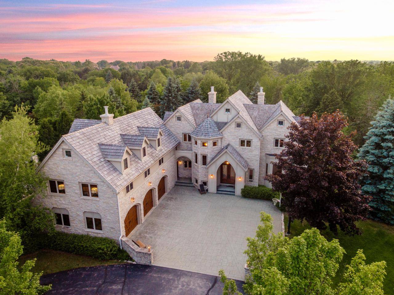 11611 N Canterbury DRIVE, Mequon, WI 53092
