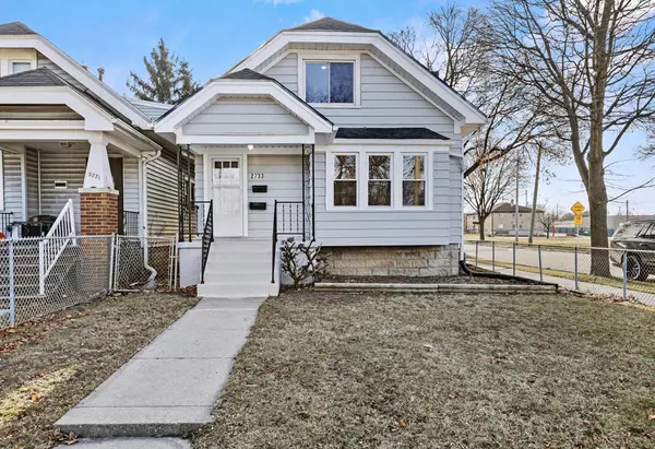 2733 W Fairmount AVENUE, Milwaukee, WI 53209