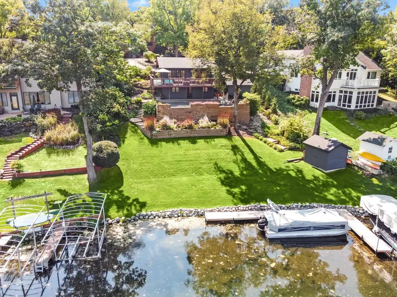 W5712 North DRIVE, Elkhorn, WI 53121