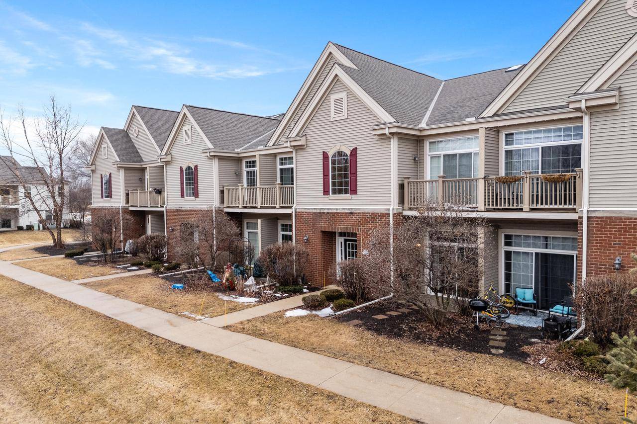 W206N16616 Blackberry CIRCLE #2306, Jackson, WI 53037