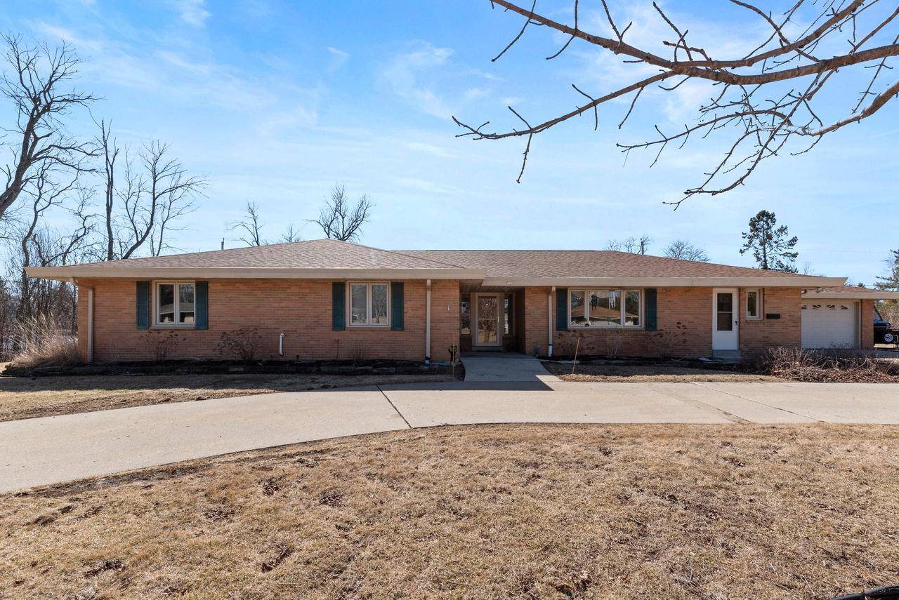 707 Riverview DRIVE, Thiensville, WI 53092