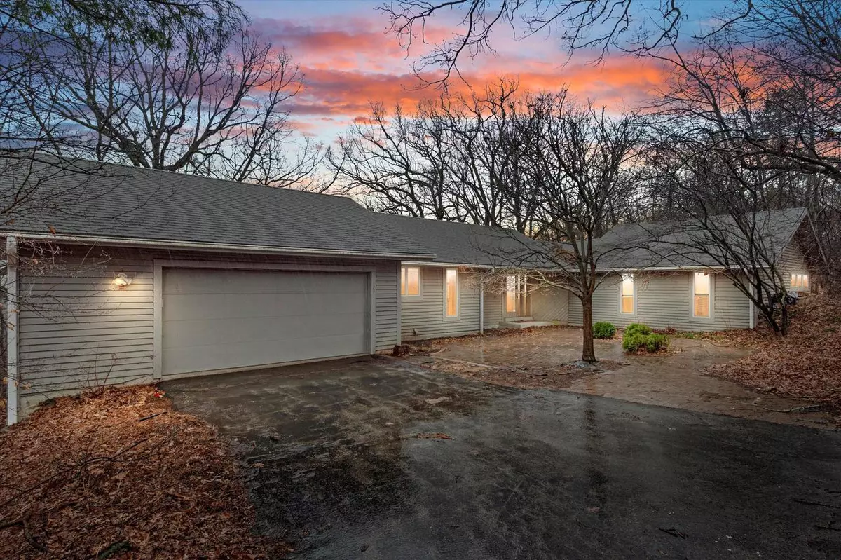 Waukesha, WI 53188,823 Knollwood COURT