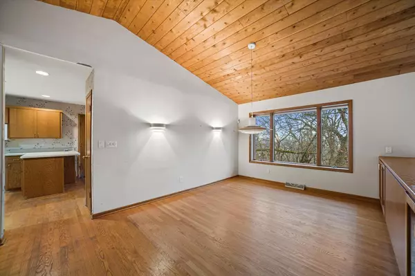 Waukesha, WI 53188,823 Knollwood COURT