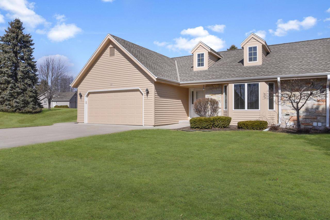 1521 Ridgewood DRIVE, West Bend, WI 53095