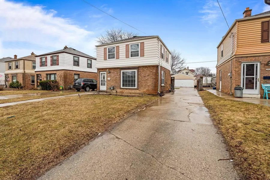 1742 E Eden PLACE, Saint Francis, WI 53235