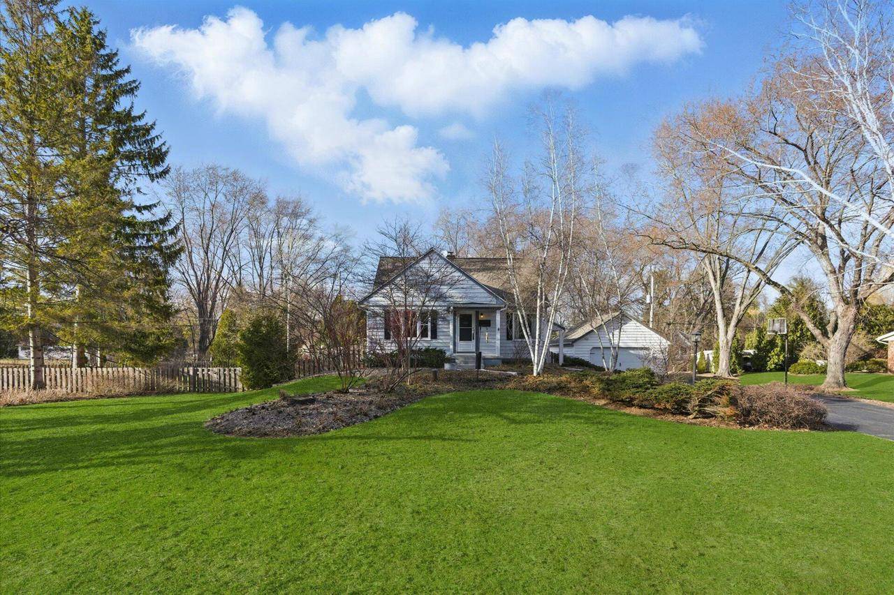 5620 W Sherwood DRIVE, Mequon, WI 53092