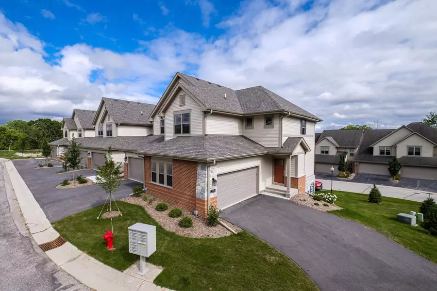 165 Aerie CIRCLE #106, Brookfield, WI 53045