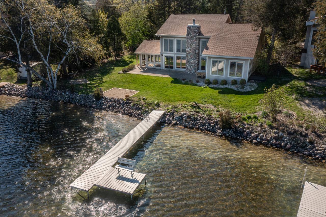 6092 N Lake DRIVE, West Bend, WI 53095