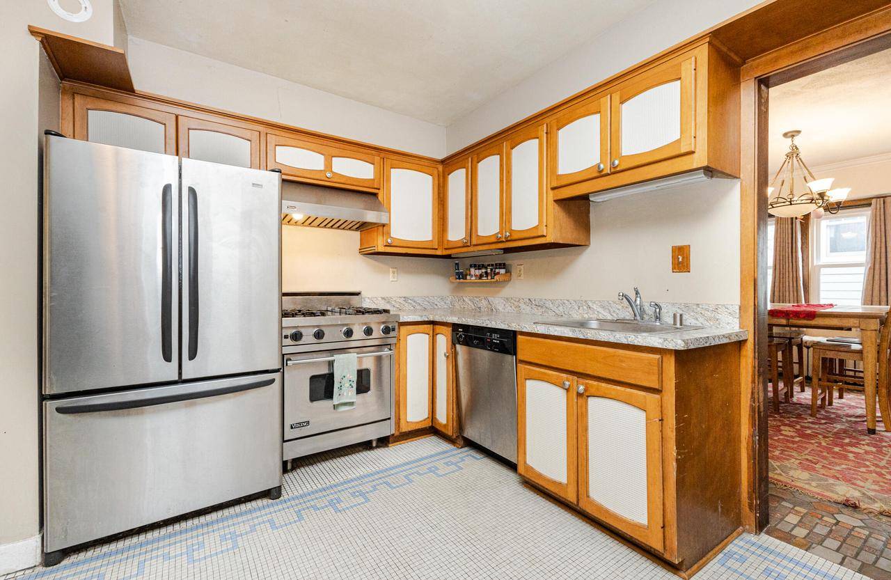 Milwaukee, WI 53211,3279 N Cramer STREET